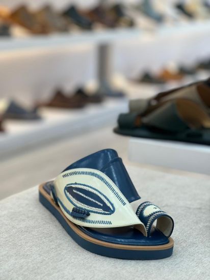 صورة حذاء  شرقي مطرز